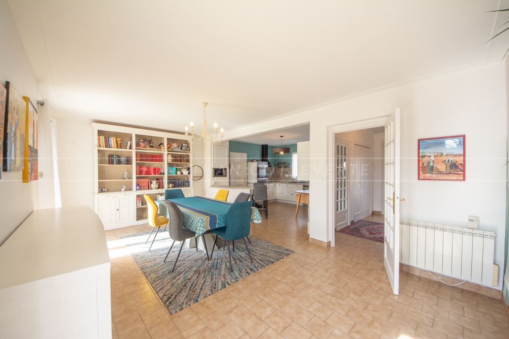 MAISON - 5 CHAMBRES - VIE DE PLAIN PIED - EXCELLENT DPE D - 2 SALLE DE BAINS - RARE SUR LE MARCHE - PIECE DE VIE DE 40 M² - JARDIN ARBORE - GARAGE. photo 4